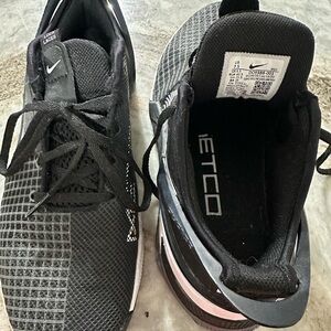 Nike Metcon Black Athletic Shoes with Breathable Mesh and Supportive Heel